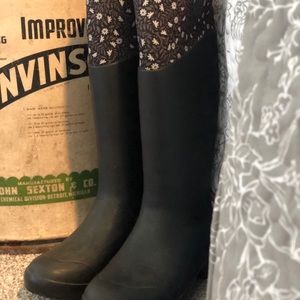 Women’s Muck boots like new